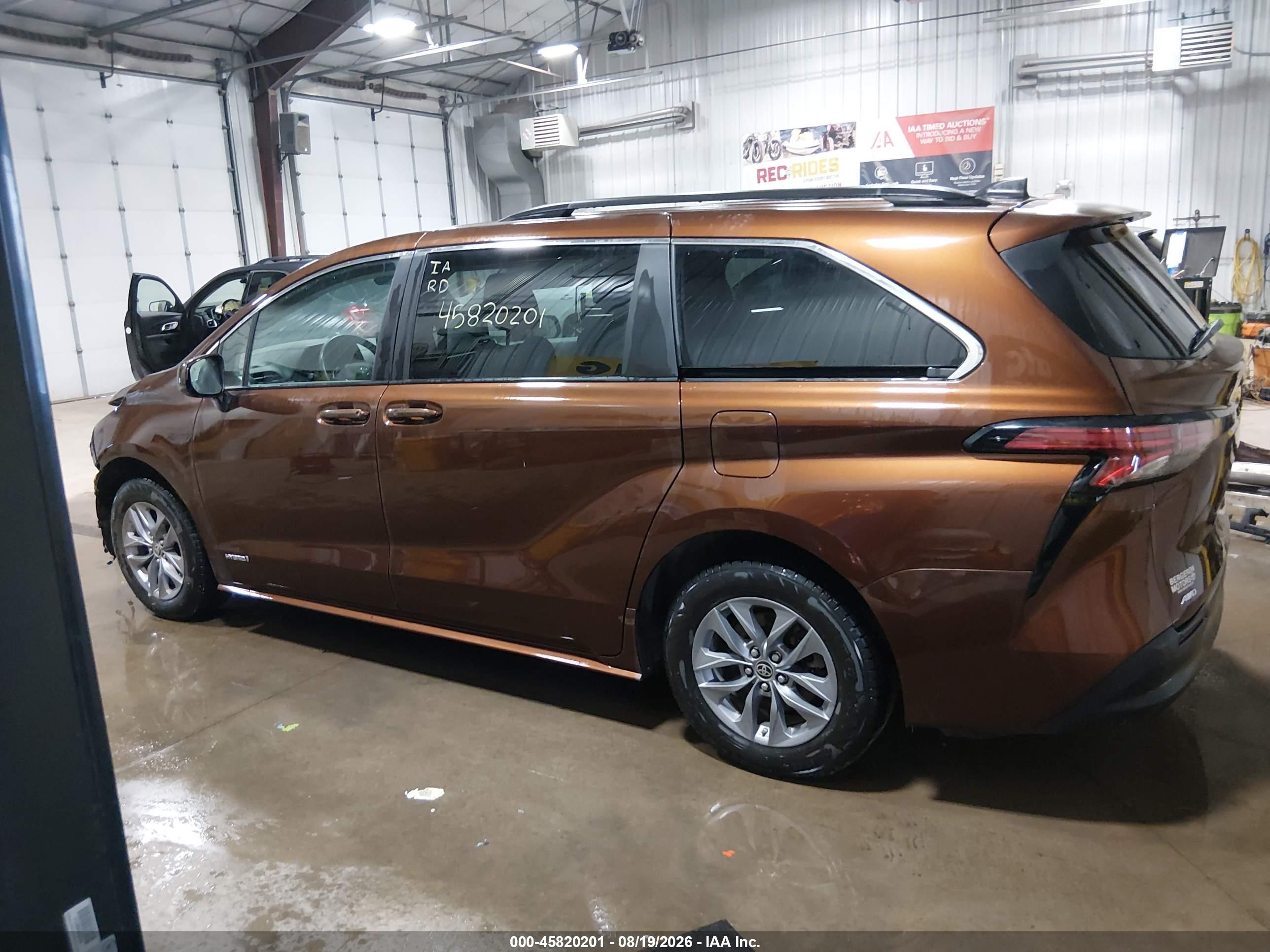 2021 TOYOTA SIENNA LE