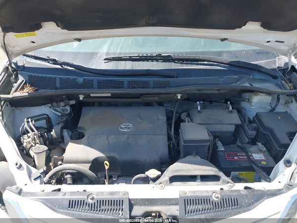 2015 TOYOTA SIENNA LE 8 PASSENGER