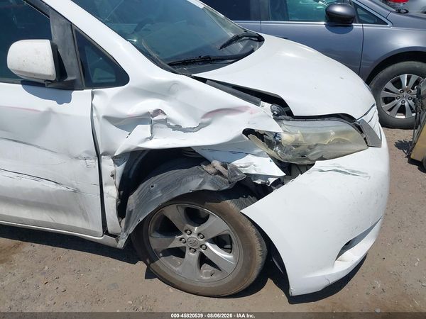 2015 TOYOTA SIENNA LE 8 PASSENGER