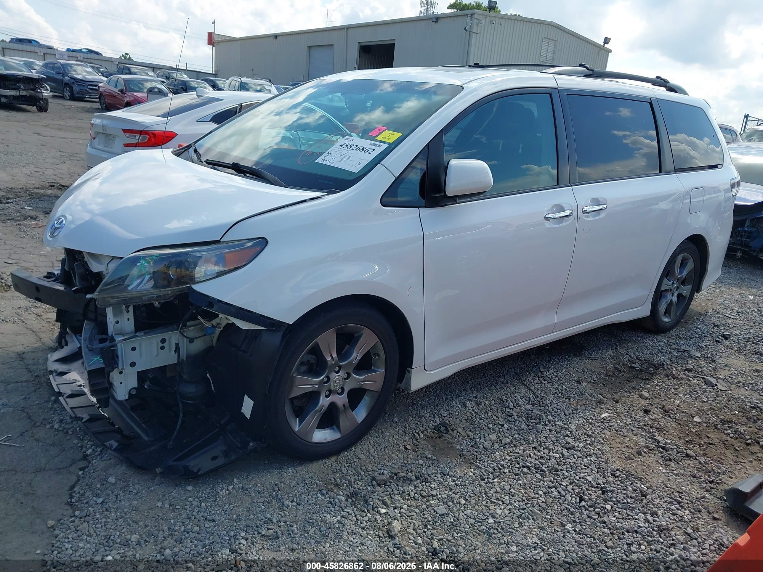 2014 TOYOTA SIENNA SE 8 PASSENGER — I2