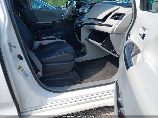 2014 TOYOTA SIENNA SE 8 PASSENGER — I5