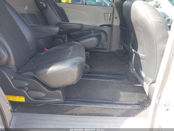 2014 TOYOTA SIENNA SE 8 PASSENGER — I8