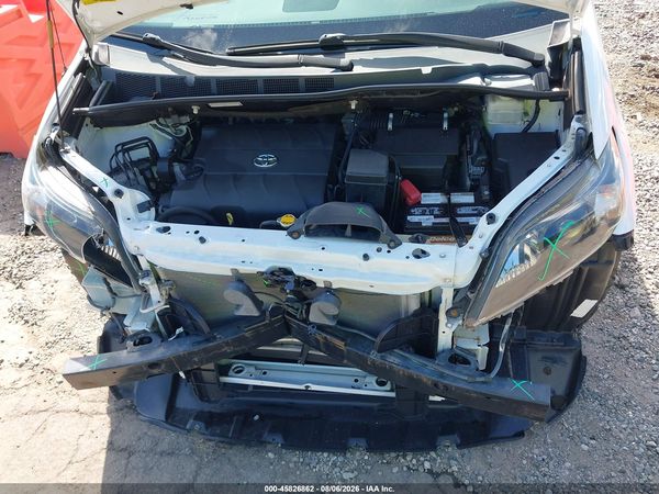 2014 TOYOTA SIENNA SE 8 PASSENGER — I10