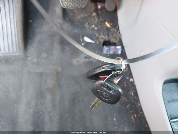 2014 TOYOTA SIENNA SE 8 PASSENGER — I11
