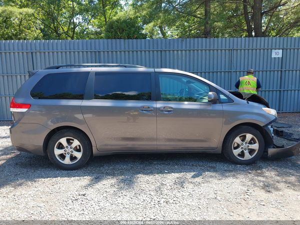 2013 TOYOTA SIENNA LE V6 8 PASSENGER