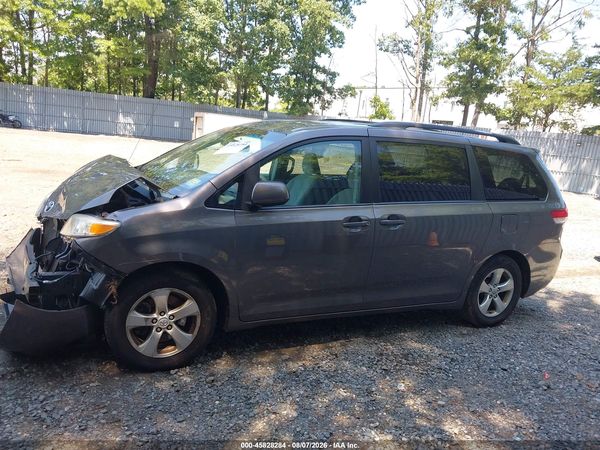 2013 TOYOTA SIENNA LE V6 8 PASSENGER