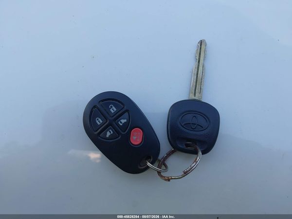 2013 TOYOTA SIENNA LE V6 8 PASSENGER