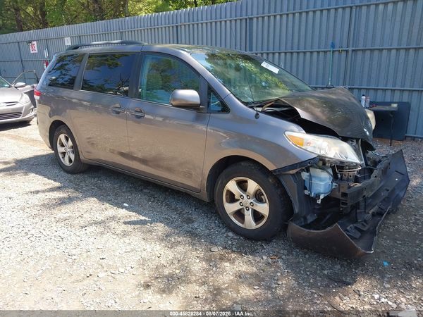 2013 TOYOTA SIENNA LE V6 8 PASSENGER