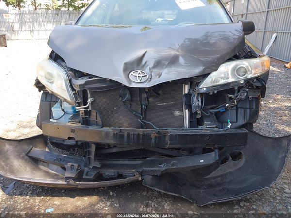 2013 TOYOTA SIENNA LE V6 8 PASSENGER
