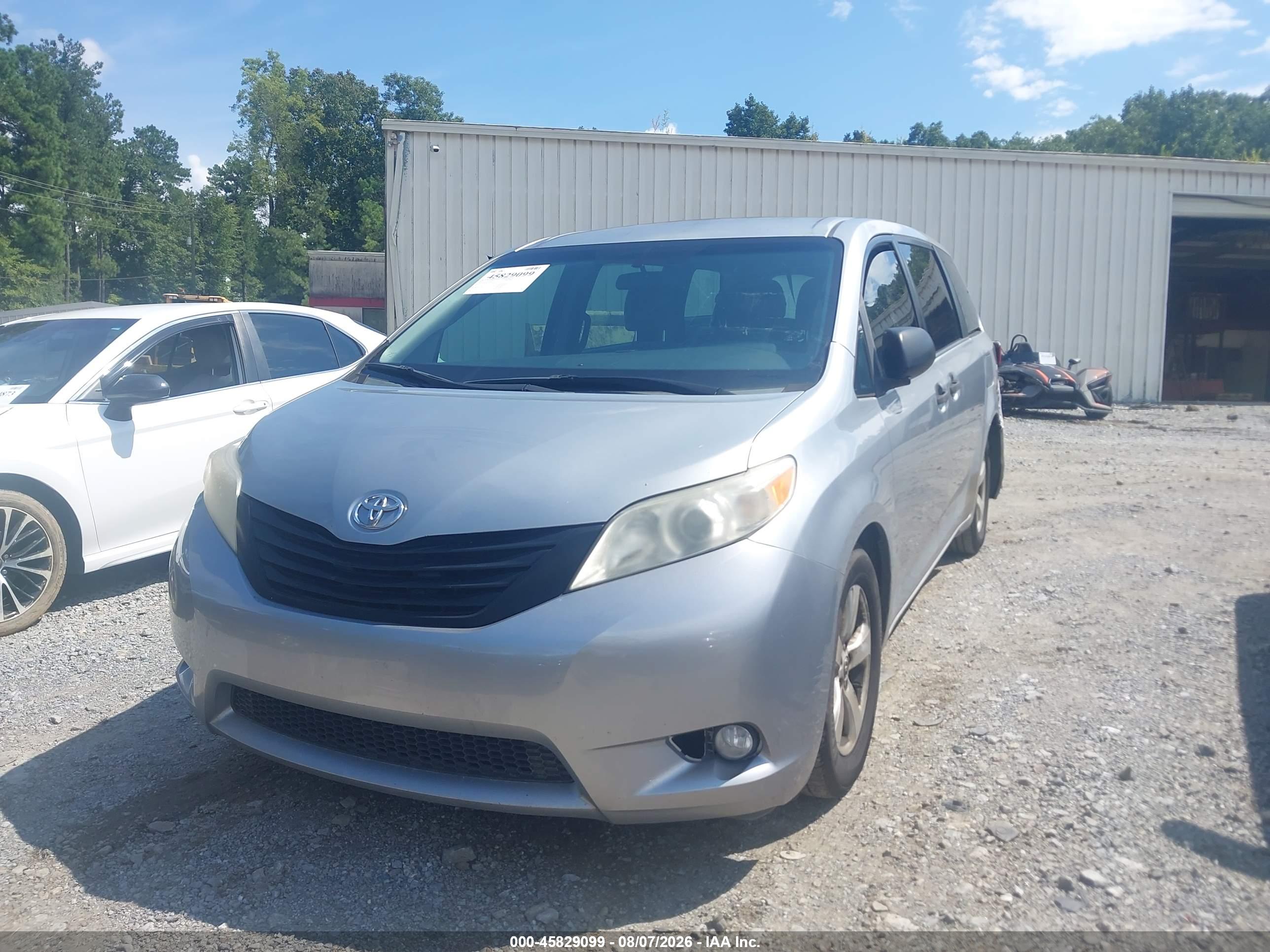 2015 TOYOTA SIENNA L 7 PASSENGER — I2