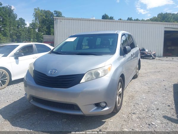 2015 TOYOTA SIENNA — I2