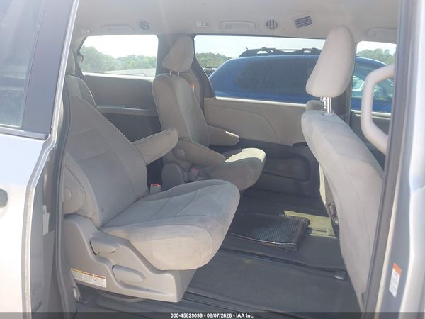 2015 TOYOTA SIENNA L 7 PASSENGER — I8