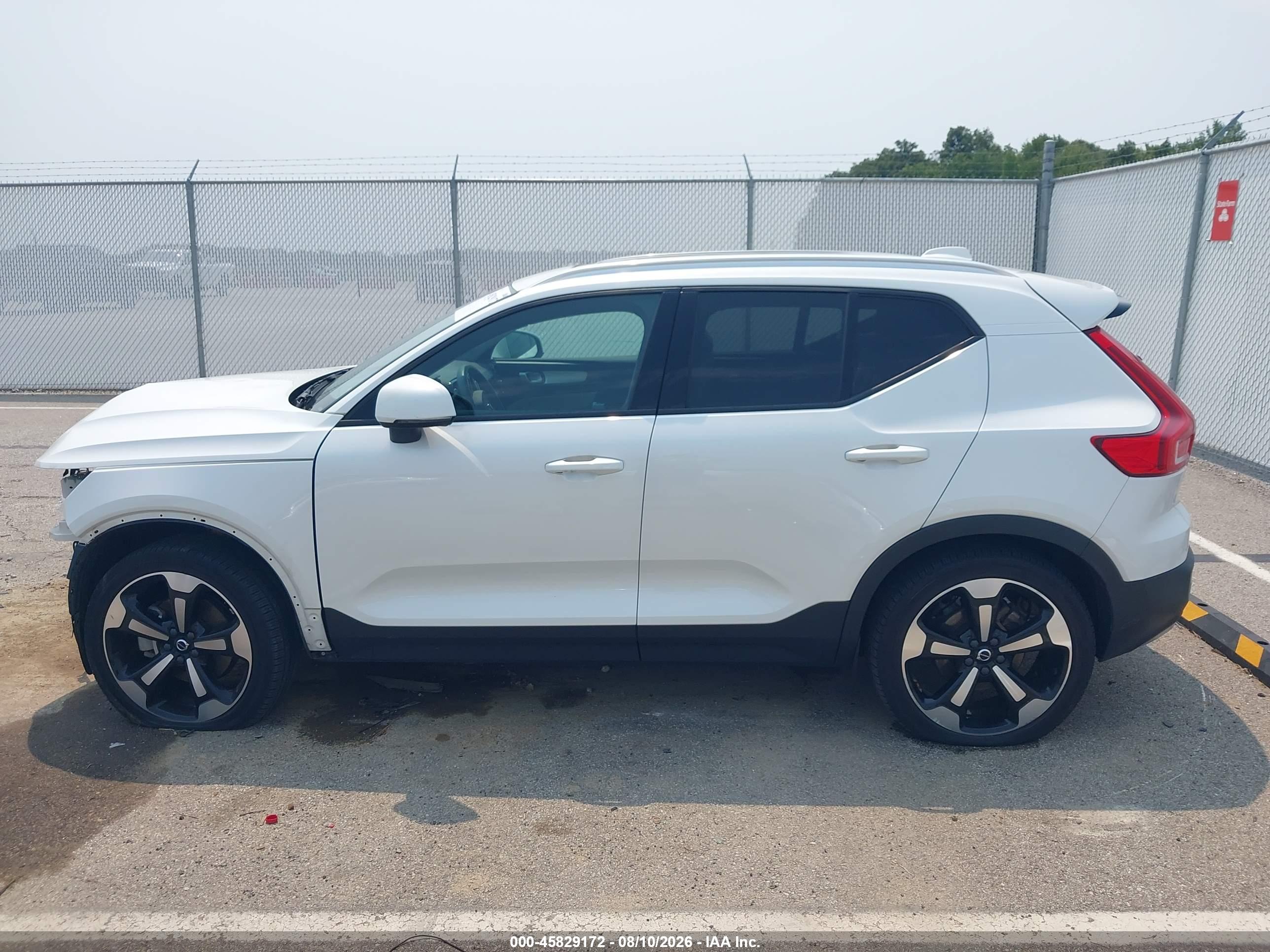 2022 VOLVO XC40 T5 MOMENTUM
