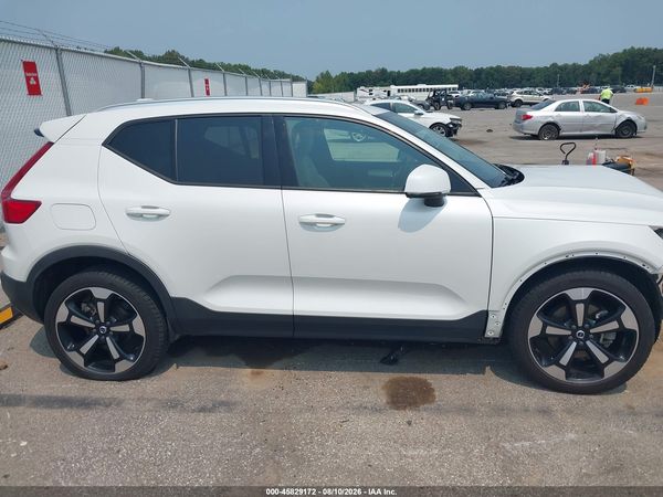 2022 VOLVO XC40 T5 MOMENTUM