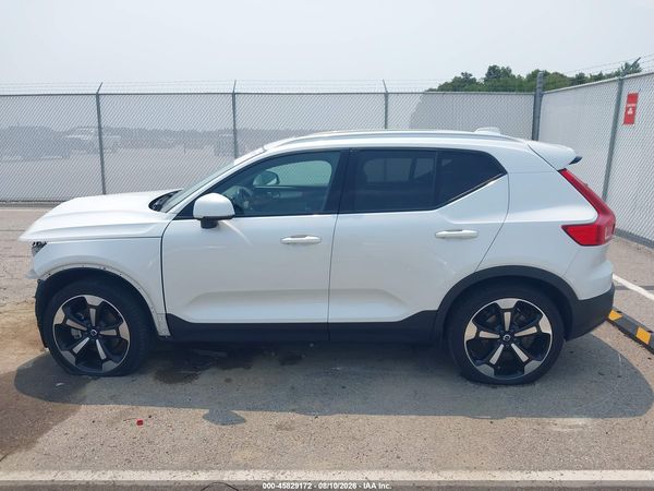 2022 VOLVO XC40 T5 MOMENTUM