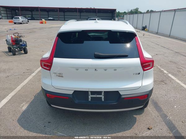 2022 VOLVO XC40 T5 MOMENTUM