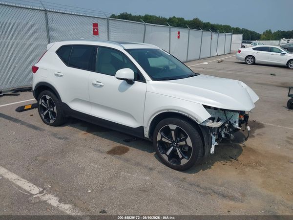 2022 VOLVO XC40 T5 MOMENTUM