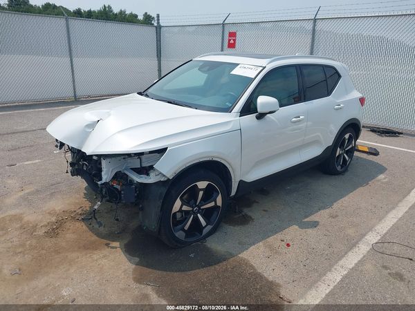 2022 VOLVO XC40 T5 MOMENTUM