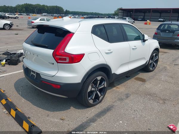 2022 VOLVO XC40 T5 MOMENTUM