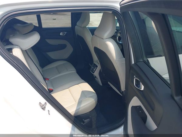 2022 VOLVO XC40 T5 MOMENTUM