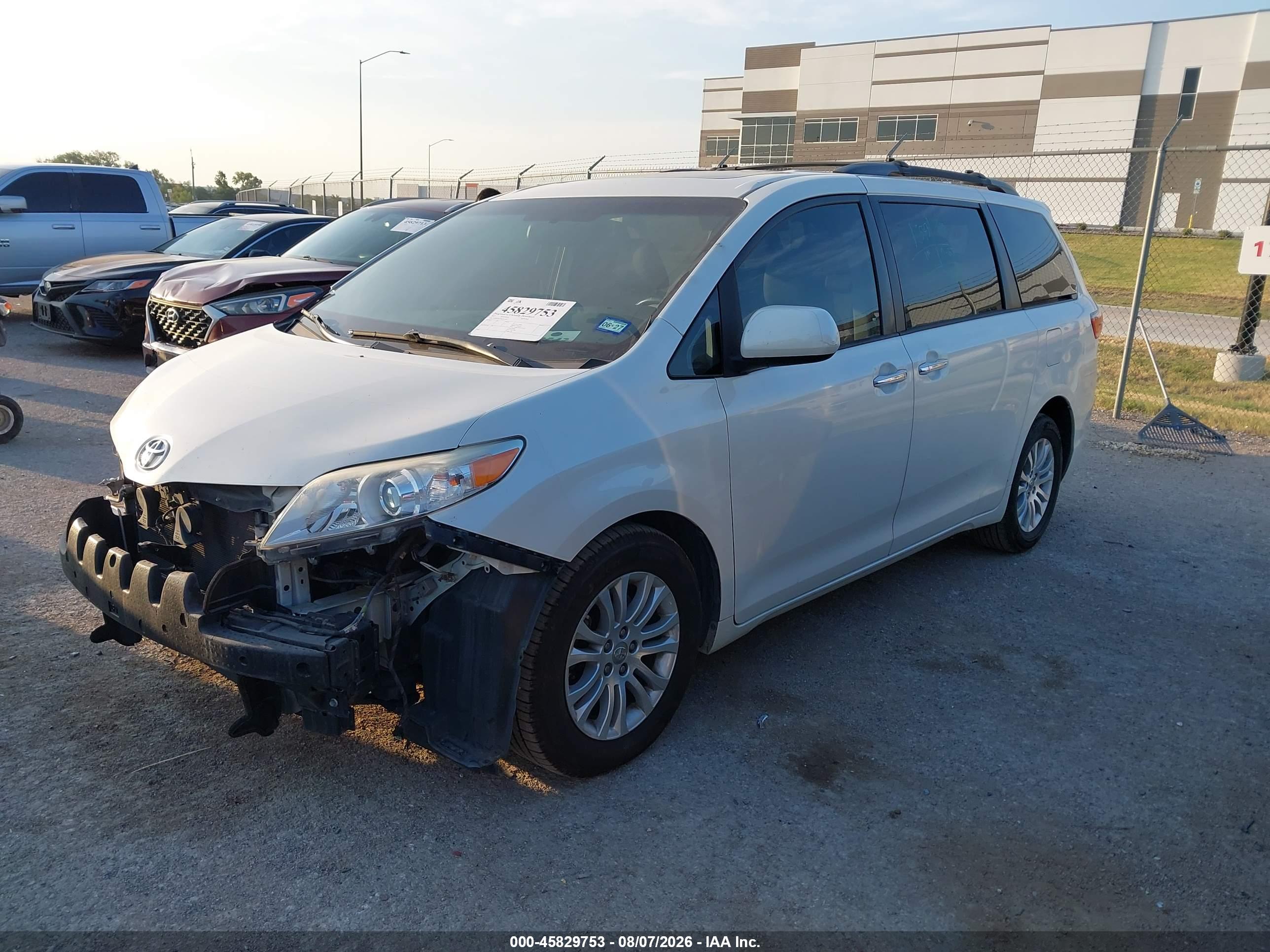 2017 TOYOTA SIENNA XLE PREMIUM 8 PASSENGER — I2