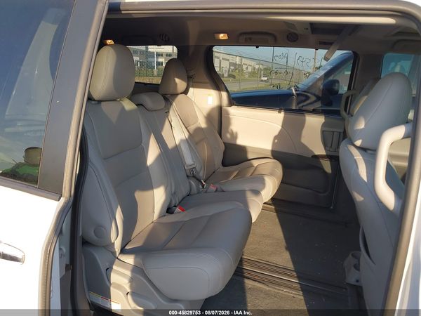 2017 TOYOTA SIENNA XLE PREMIUM 8 PASSENGER — I8