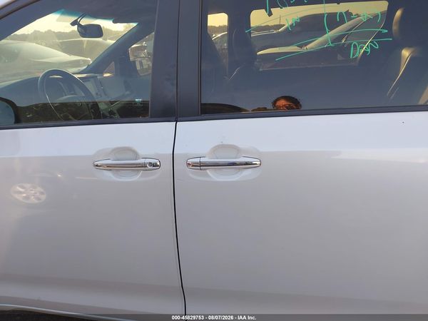 2017 TOYOTA SIENNA XLE PREMIUM 8 PASSENGER — I117