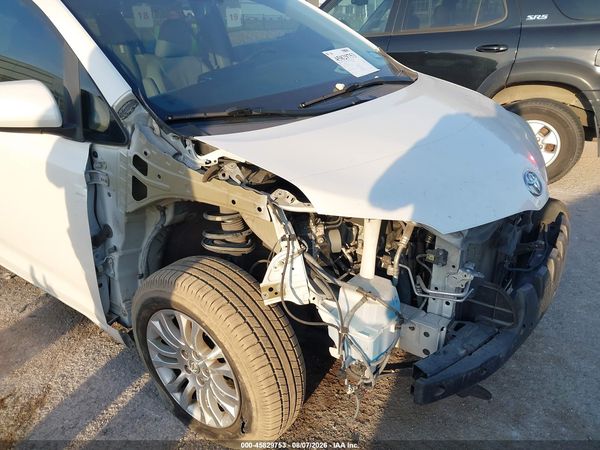 2017 TOYOTA SIENNA XLE PREMIUM 8 PASSENGER — I152