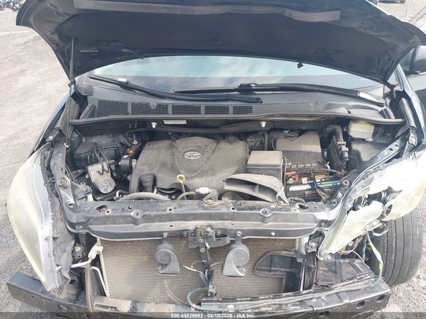 2017 TOYOTA SIENNA SE PREMIUM 8 PASSENGER