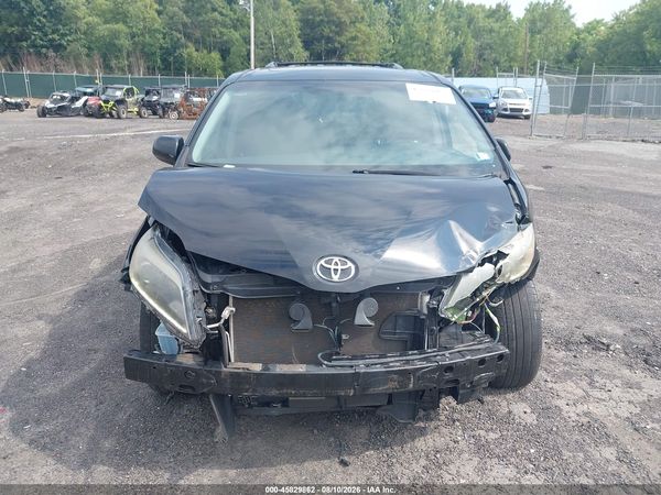 2017 TOYOTA SIENNA SE PREMIUM 8 PASSENGER