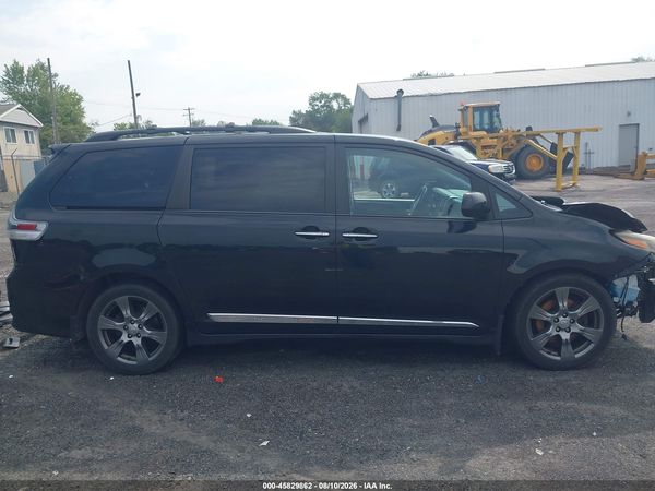 2017 TOYOTA SIENNA SE PREMIUM 8 PASSENGER