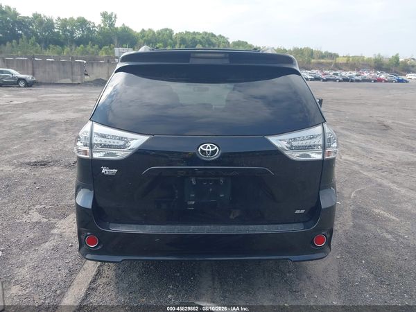 2017 TOYOTA SIENNA SE PREMIUM 8 PASSENGER