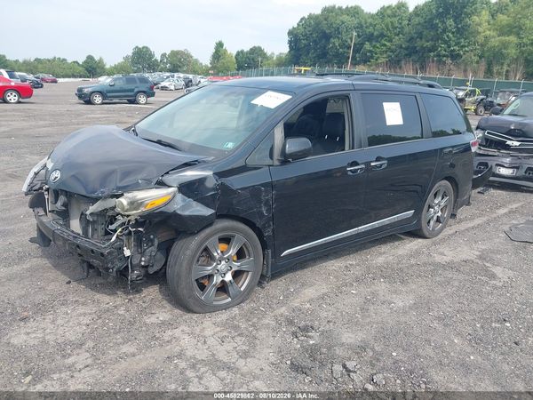 2017 TOYOTA SIENNA SE PREMIUM 8 PASSENGER