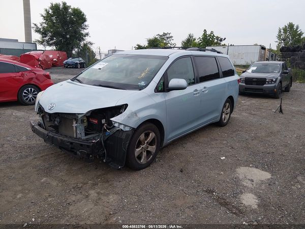 2015 TOYOTA SIENNA — I2