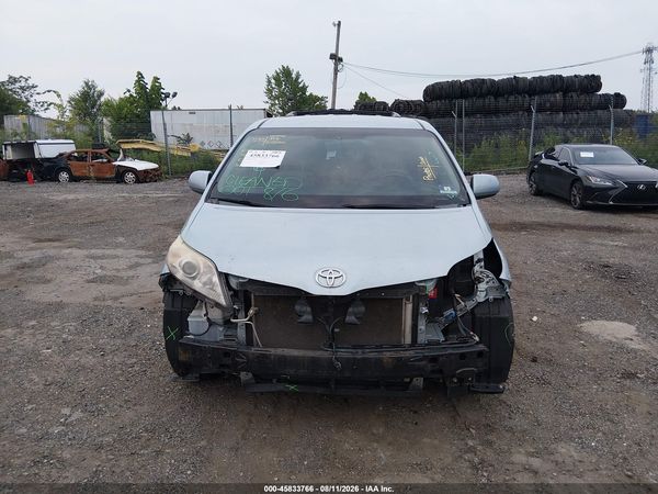 2015 TOYOTA SIENNA LE 8 PASSENGER — I115