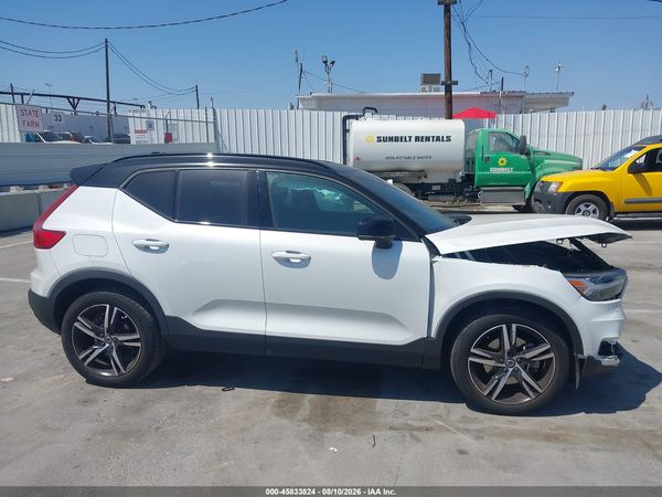 2022 VOLVO XC40 T5 R-DESIGN