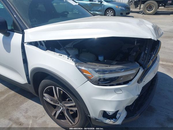 2022 VOLVO XC40 T5 R-DESIGN