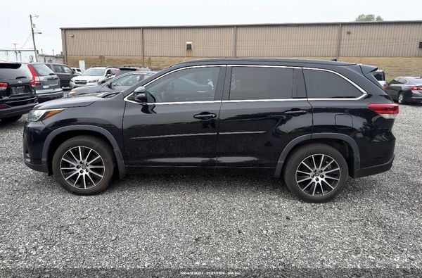2018 TOYOTA HIGHLANDER SE