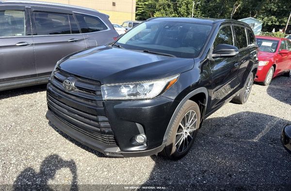 2018 TOYOTA HIGHLANDER SE