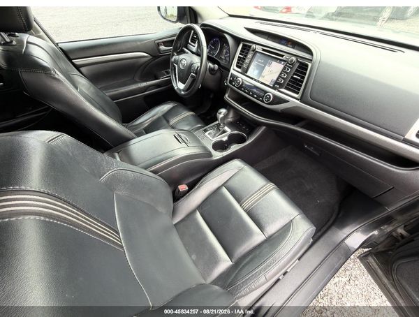 2018 TOYOTA HIGHLANDER SE