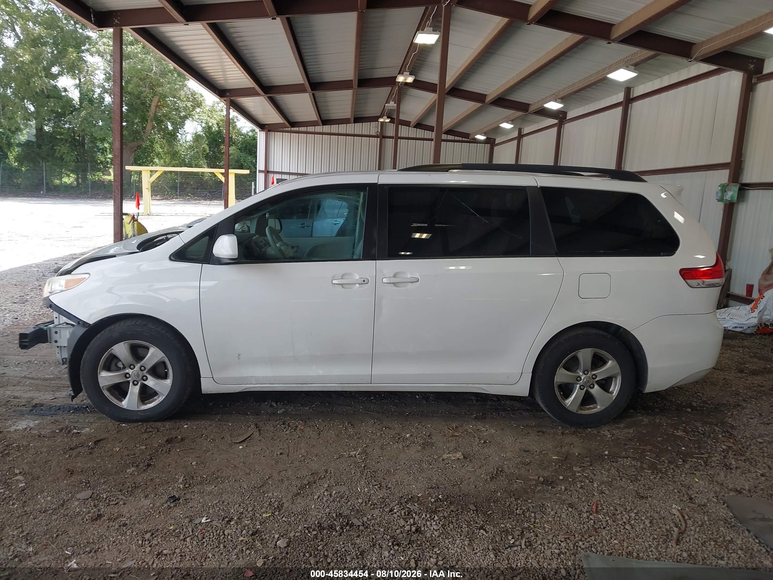 2013 TOYOTA SIENNA LE V6 8 PASSENGER