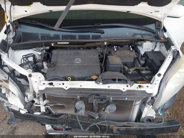 2013 TOYOTA SIENNA LE V6 8 PASSENGER