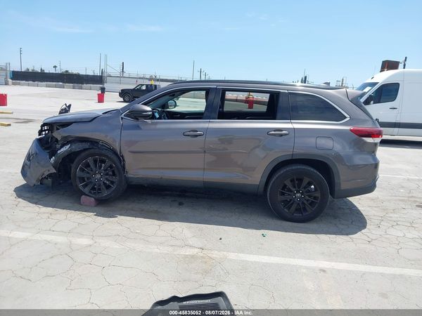 2019 TOYOTA HIGHLANDER SE