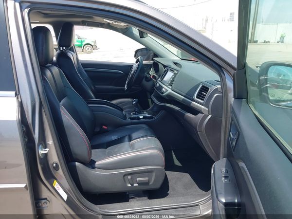 2019 TOYOTA HIGHLANDER SE