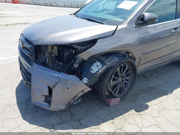 2019 TOYOTA HIGHLANDER SE