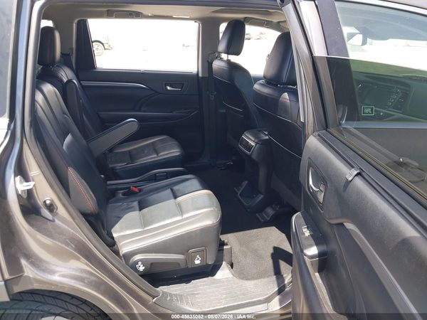 2019 TOYOTA HIGHLANDER SE