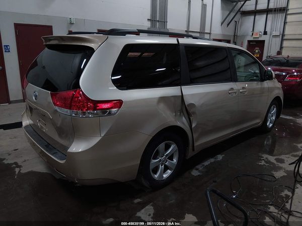 2013 TOYOTA SIENNA LE V6 8 PASSENGER — I4