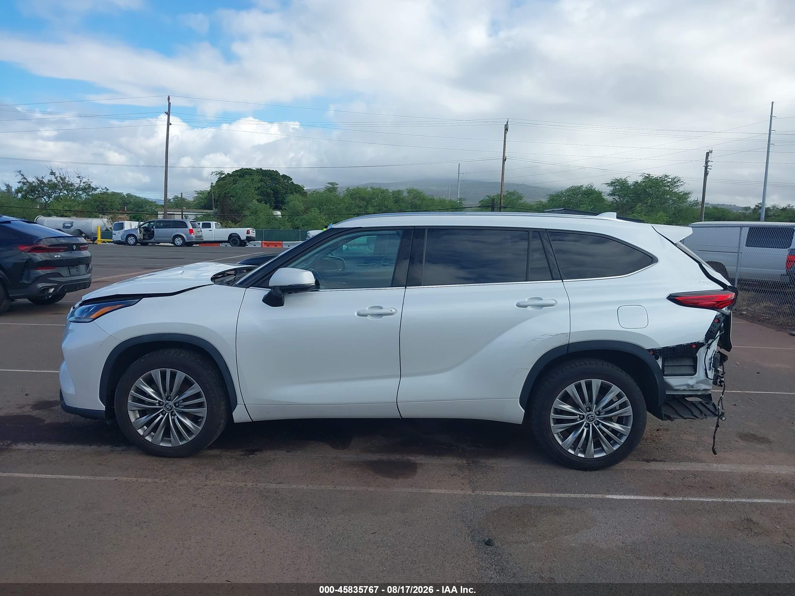 2022 TOYOTA HIGHLANDER PLATINUM