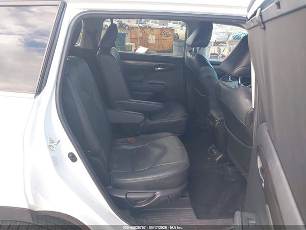 2022 TOYOTA HIGHLANDER PLATINUM
