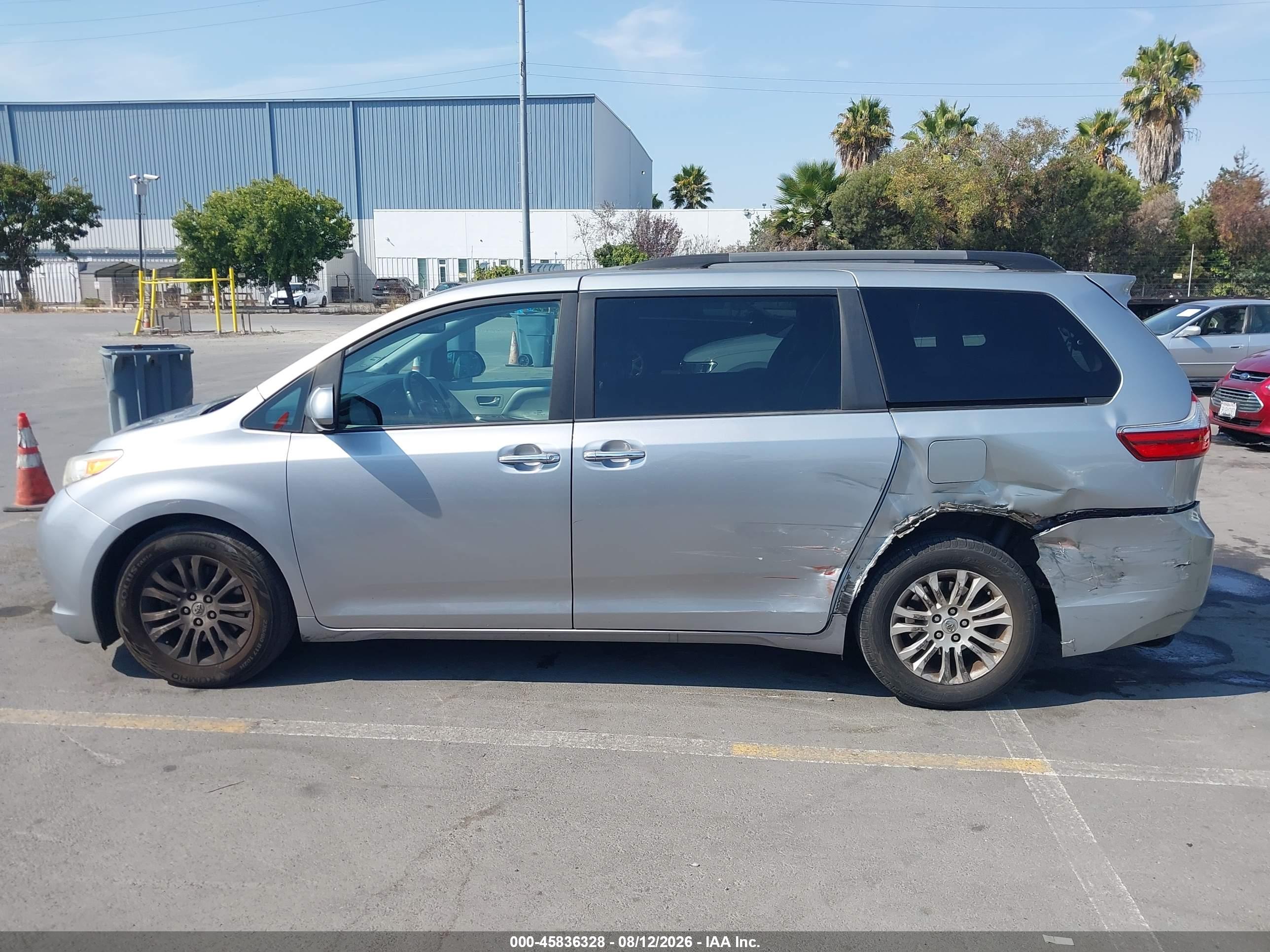 2015 TOYOTA SIENNA XLE 8 PASSENGER